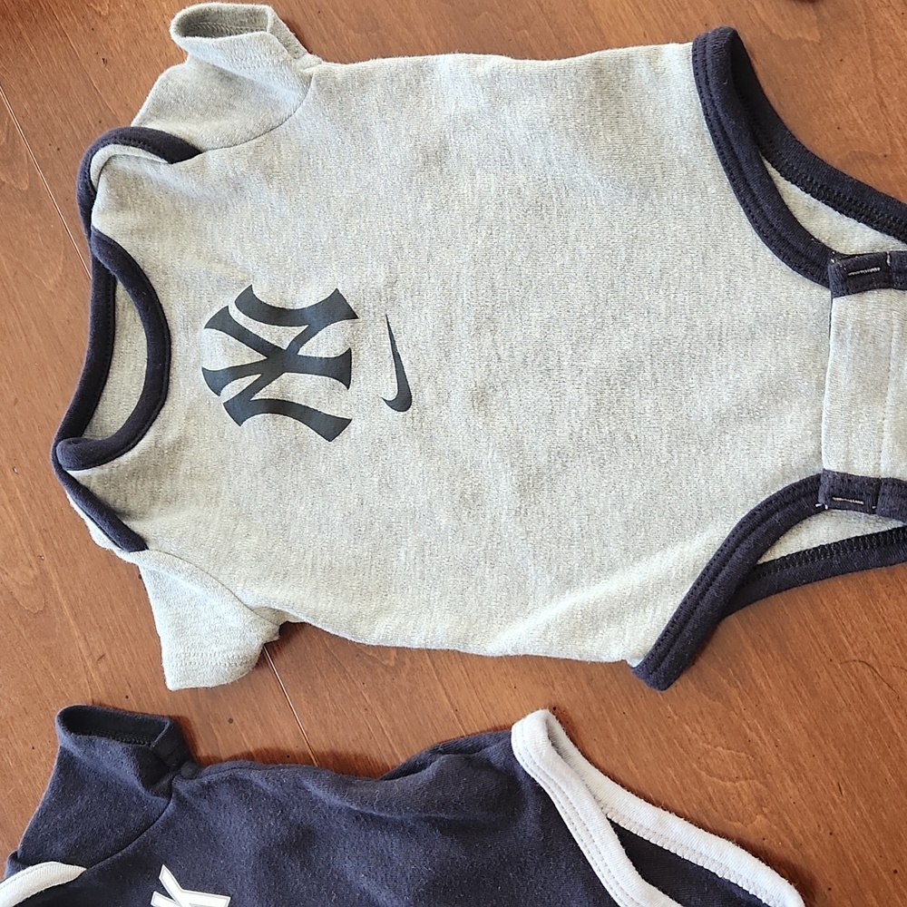 New York Yankees Baby Onesies Set - Picture 3 of 4
